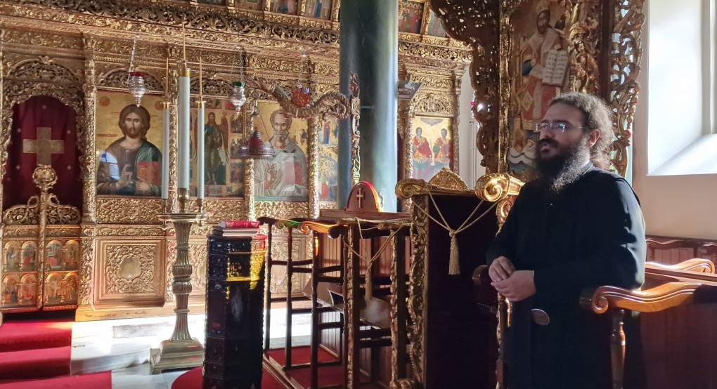 Ο π. Νίκανδρος ψάλλει στην Θεολογική σχολή της Χάλκης Ο π. Νίκανδρος ψάλλει στην Θεολογική σχολή της Χάλκης