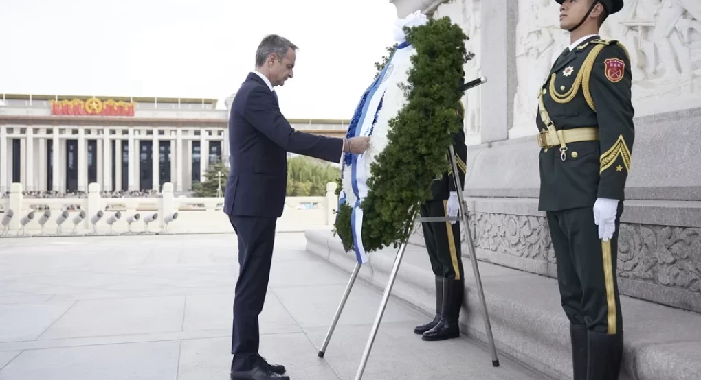 Στο Μέγαρο του Λαού ο Μητσοτάκης -Συνάντησε τον Κινέζο πρωθυπουργό Λι Κιανγκ, κατέθεσε στεφάνι Στο Μέγαρο του Λαού ο Μητσοτάκης -Συνάντησε τον Κινέζο πρωθυπουργό Λι Κιανγκ, κατέθεσε στεφάνι