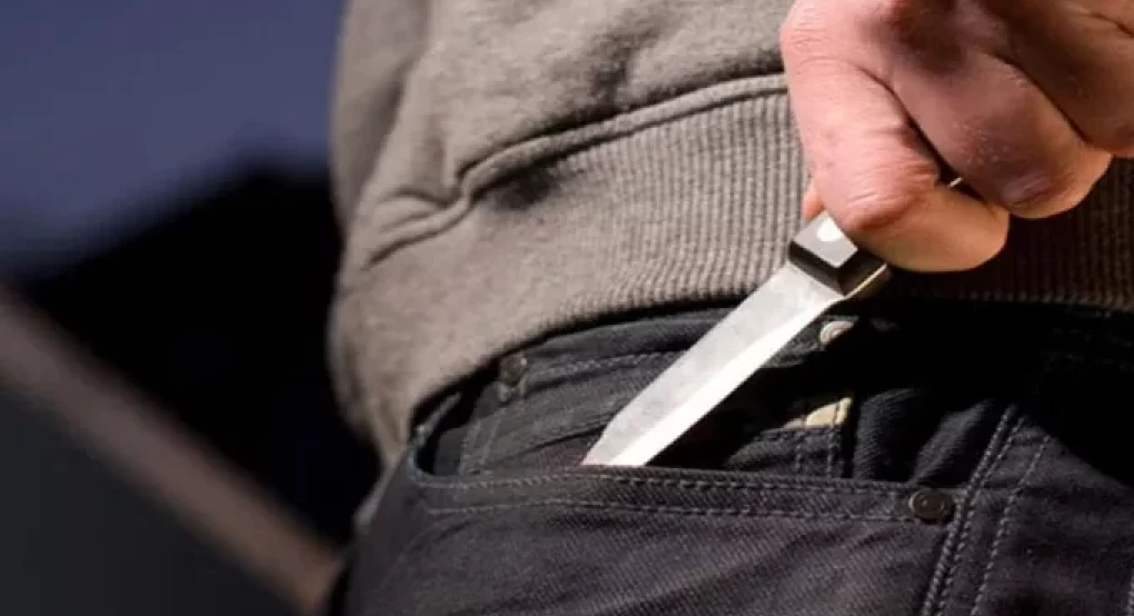 Θεσσαλονίκη: 15χρονος μπήκε με μαχαίρι σε ψιλικατζίδικο για να ληστέψει – Τον απέτρεψε ο σύζυγος της ιδιοκτήτριας