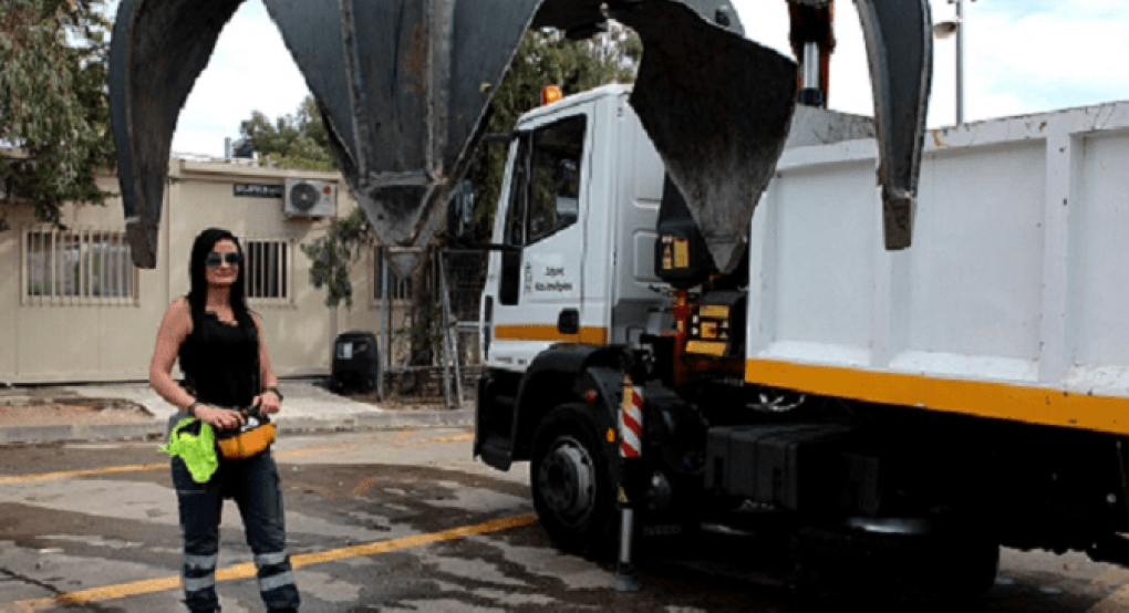 Η πρώτη γυναίκα χειρίστρια ανυψωτικών μηχανημάτων Η πρώτη γυναίκα χειρίστρια ανυψωτικών μηχανημάτων