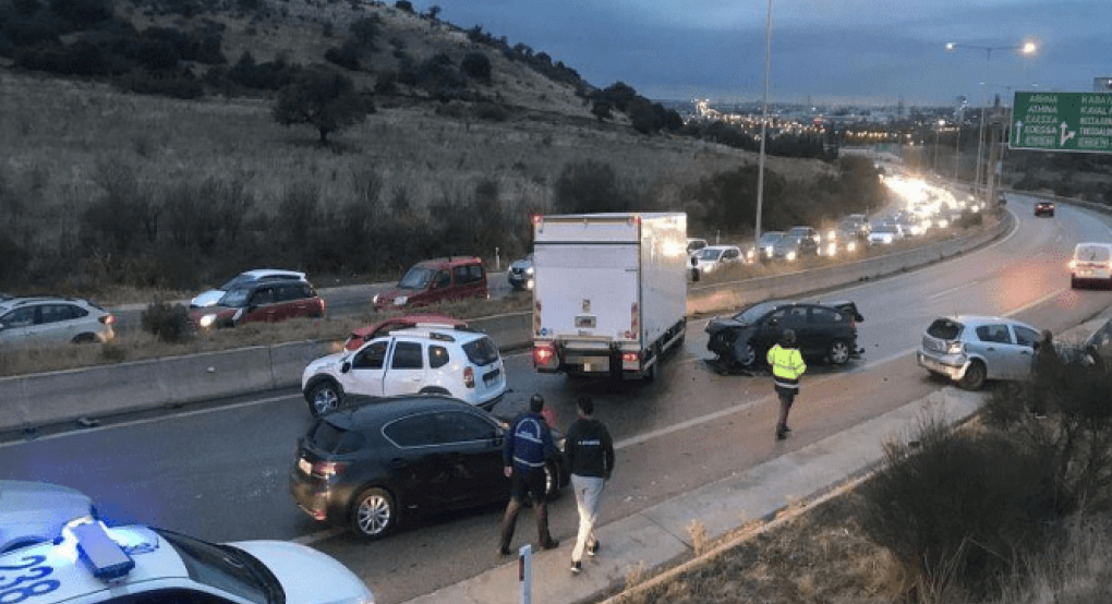 Καραμπόλα πέντε οχημάτων στη Θεσσαλονίκη (φωτογραφίες και βίντεο)