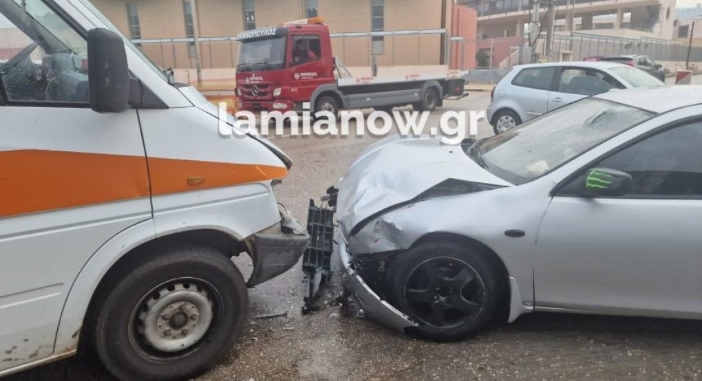 Πήγαινε ανάποδα στο μονόδρομο και έπεσε πάνω στο ασθενοφόρο (ΒΙΝΤΕΟ, ΦΩΤΟ) Πήγαινε ανάποδα στο μονόδρομο και έπεσε πάνω στο ασθενοφόρο (ΒΙΝΤΕΟ, ΦΩΤΟ)
