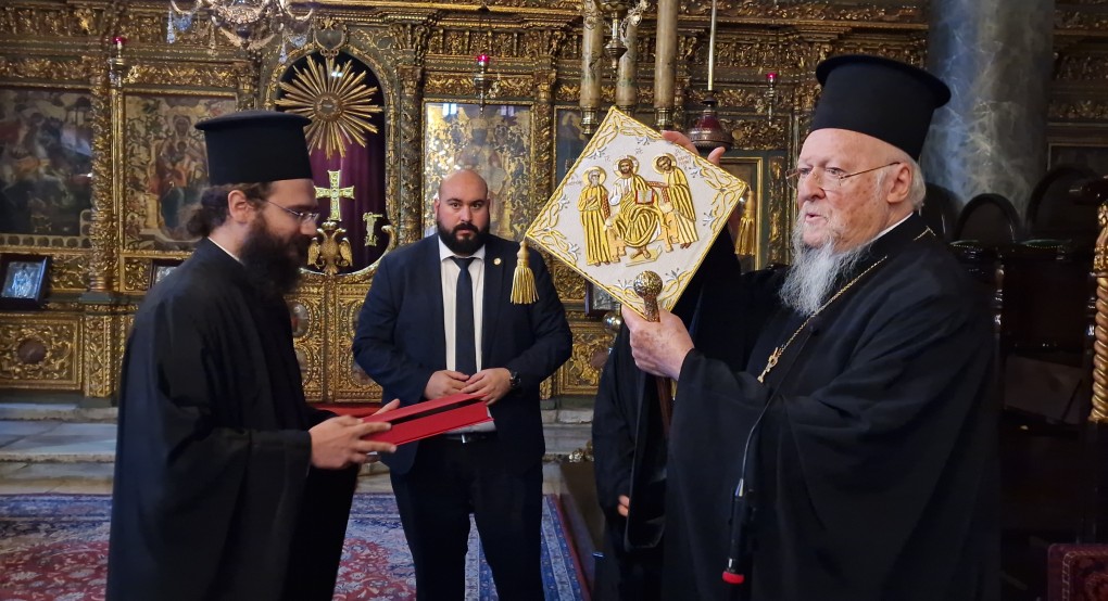 Ο Άγιος Ανδρέας και το συμβολικό δώρο στον Οικουμενικό Πατριάρχη Ο Άγιος Ανδρέας και το συμβολικό δώρο στον Οικουμενικό Πατριάρχη