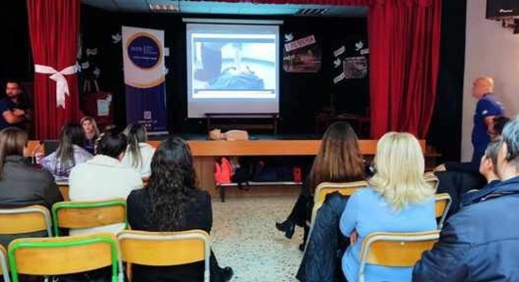 8ο Δημοτικό Σχολείο Γιαννιτσών: Πολύτιμη δράση για τη χρήση απινιδωτή-ΚΑΡΠΑ