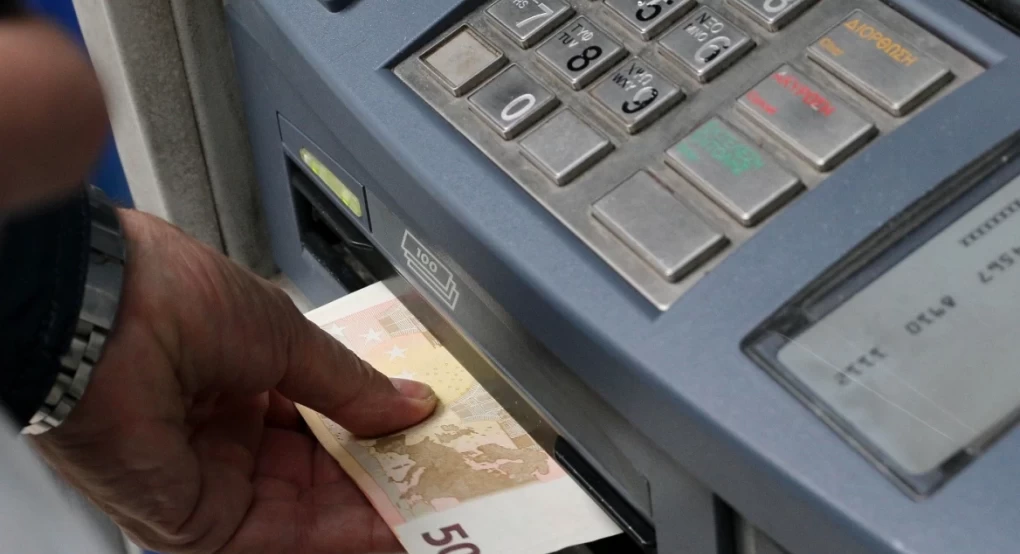 Οι νέες χρεώσεις των τραπεζών για συναλλαγές μέσω ΑΤΜ