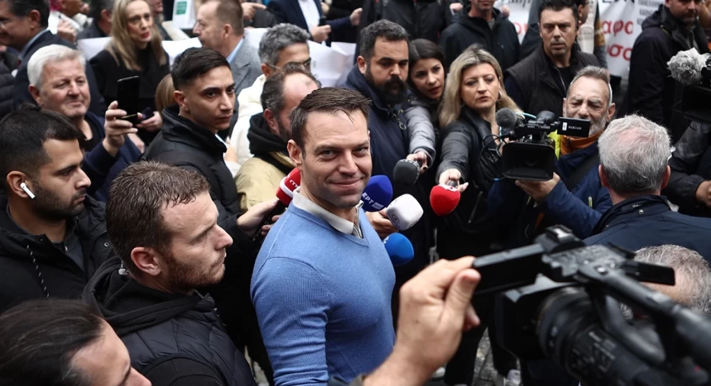 Ο Κασσελάκης κάνει γκάλοπ στα μέλη του ΣΥΡΙΖΑ και ρωτάει πόσες ώρες μπορούν να είναι μαζί τον μήνα Ο Κασσελάκης κάνει γκάλοπ στα μέλη του ΣΥΡΙΖΑ και ρωτάει πόσες ώρες μπορούν να είναι μαζί τον μήνα