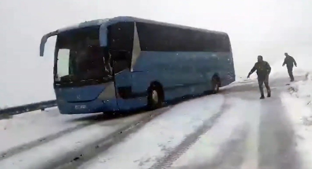 Αποκλείστηκε λεωφορείο με 40 επιβάτες στο χιονοδρομικό