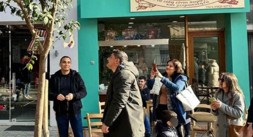 Στόλισε δέντρα με τα παιδιά ο νέος Δήμαρχος Πέλλας Στόλισε δέντρα με τα παιδιά ο νέος Δήμαρχος Πέλλας