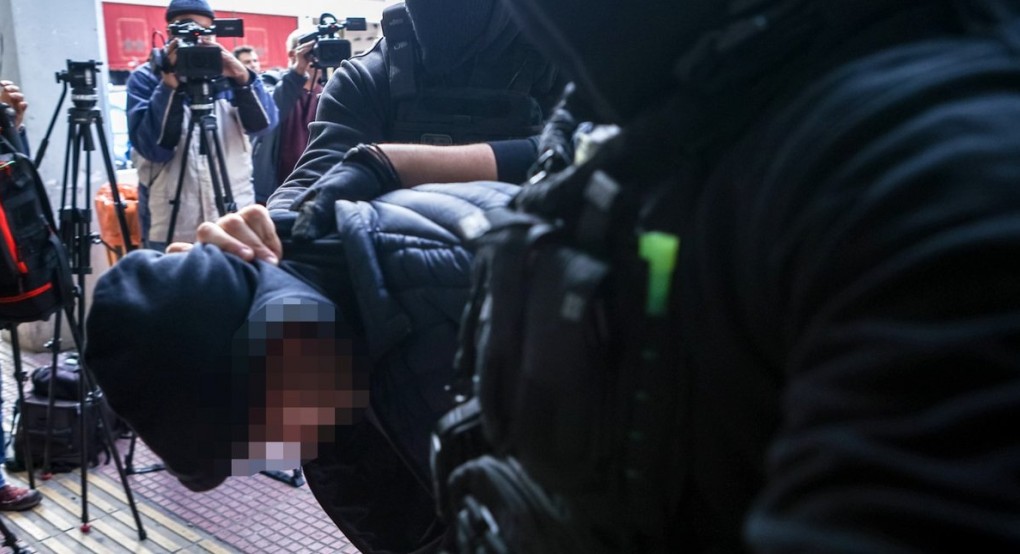 Αμίλητος στα δικαστήρια ο 18χρονος που ομολόγησε ότι έριξε τη φωτοβολίδα στον αστυνομικό Αμίλητος στα δικαστήρια ο 18χρονος που ομολόγησε ότι έριξε τη φωτοβολίδα στον αστυνομικό