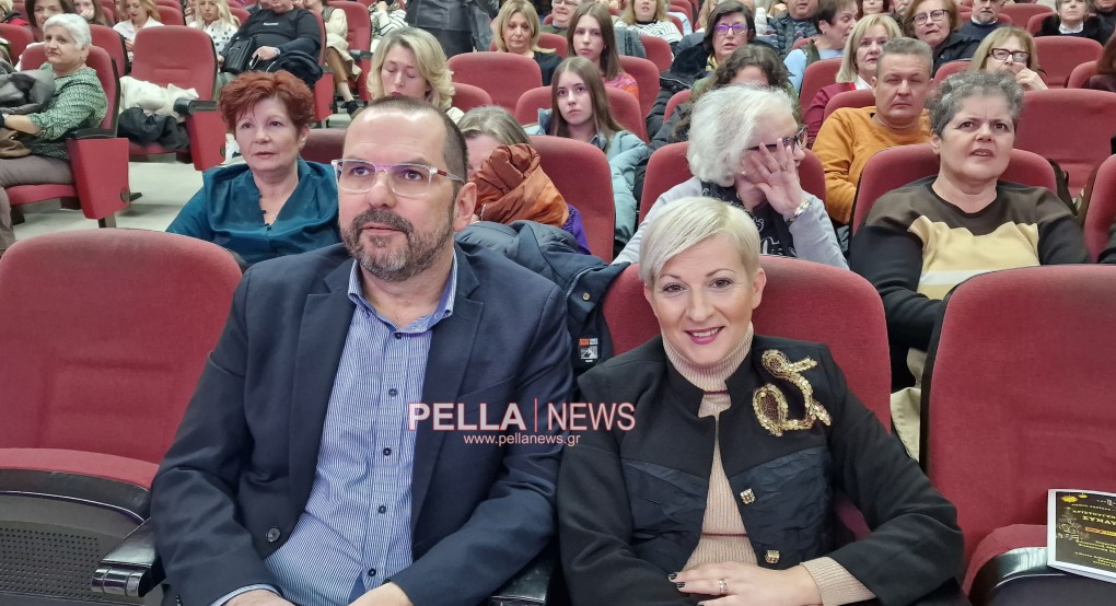 Χαρούμενη η Ιατρίδου για την εκδήλωση των Χριστουγέννων Χαρούμενη η Ιατρίδου για την εκδήλωση των Χριστουγέννων