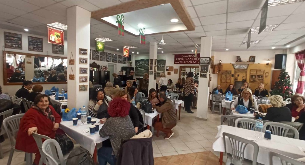 Χριστουγεννιάτικα χαμόγελα δια "χρυσής" χειρός των γυναικών της "Στράντζας" Χριστουγεννιάτικα χαμόγελα δια "χρυσής" χειρός των γυναικών της "Στράντζας"