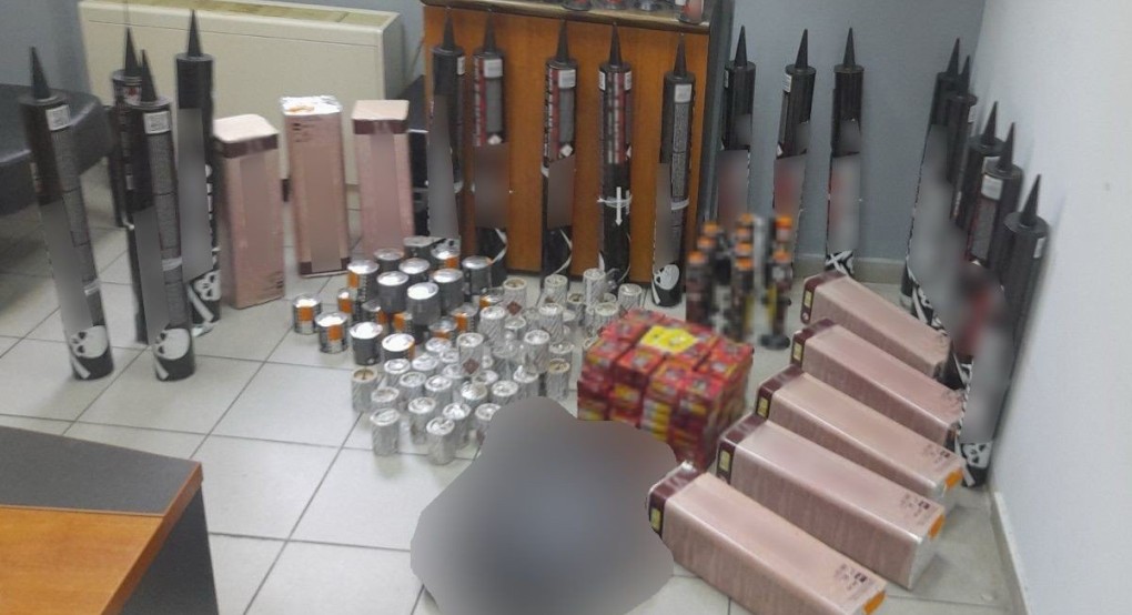 Σύλληψη ατόμου για οπαδική βία - Αφαίρεσε με την απειλή μαχαιριού μπλούζα ομάδας από ανήλικο - Κατασχέθηκαν 418 τεμάχια πυροτεχνημάτων