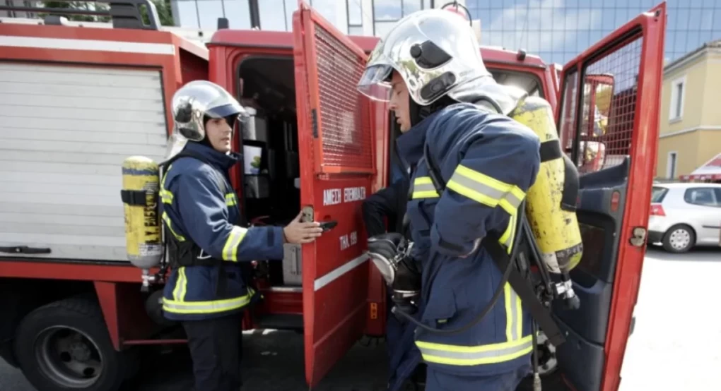 Άνδρας ανασύρθηκε χωρίς τις αισθήσεις του από φλεγόμενο κτίριο στo Μεταξουργείο