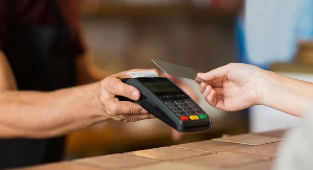 ΥΠΕΘΟ: POS υποχρεωτικά έως τον Φεβρουάριο σε 35 νέους κλάδους ΥΠΕΘΟ: POS υποχρεωτικά έως τον Φεβρουάριο σε 35 νέους κλάδους