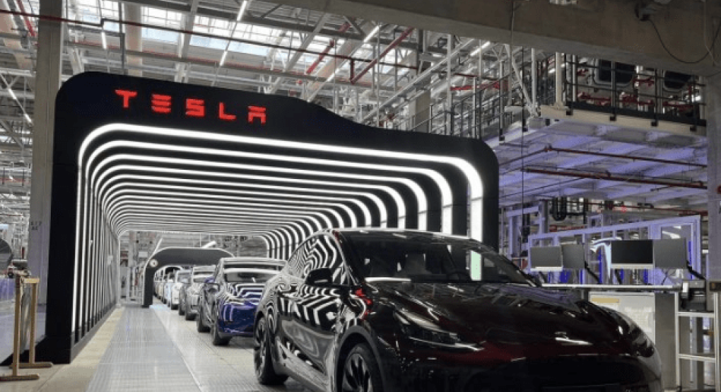 Tesla: Ανακαλεί 2 εκατ. αυτοκίνητα – Πρόβλημα με τον «αυτόματο πιλότο»