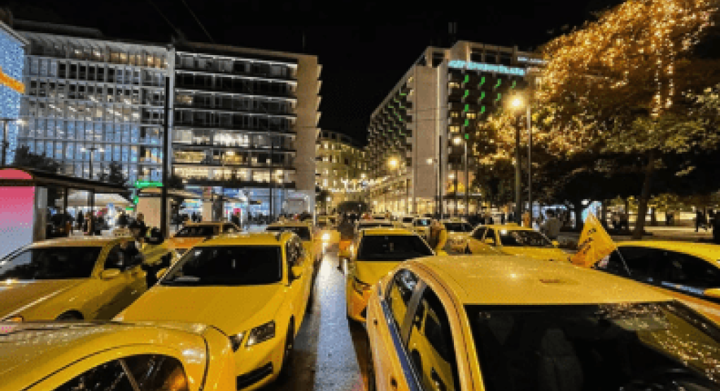 Κυκλοφοριακό «έμφραγμα» στο κέντρο της Αθήνας από την πορεία των ταξί – Τους σταμάτησε η αστυνομία