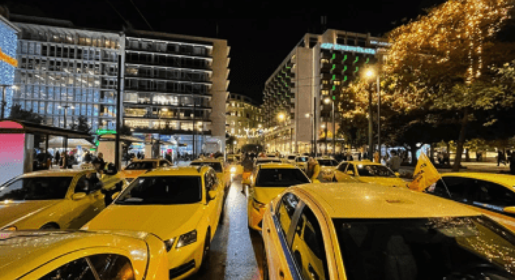 Κυκλοφοριακό «έμφραγμα» στο κέντρο της Αθήνας από την πορεία των ταξί – Τους σταμάτησε η αστυνομία Κυκλοφοριακό «έμφραγμα» στο κέντρο της Αθήνας από την πορεία των ταξί – Τους σταμάτησε η αστυνομία