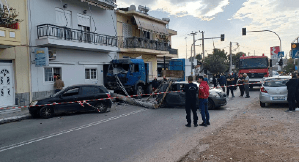 Νέα Πέραμος: Φορτηγό γκρέμισε τσιμεντένια κολώνα ηλεκτρισμού και παρέσυρε δύο ΙΧ