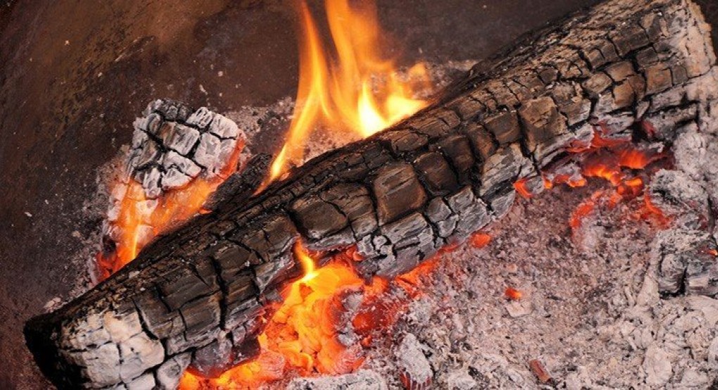 Τρεις χρήσιμες ιδιότητες της στάχτης από το τζάκι Τρεις χρήσιμες ιδιότητες της στάχτης από το τζάκι