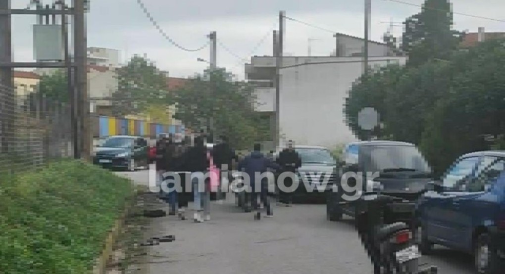 Λαμία : Μαθητές “πλακώθηκαν” στο ξύλο κοντά σε σχολείο Λαμία : Μαθητές “πλακώθηκαν” στο ξύλο κοντά σε σχολείο