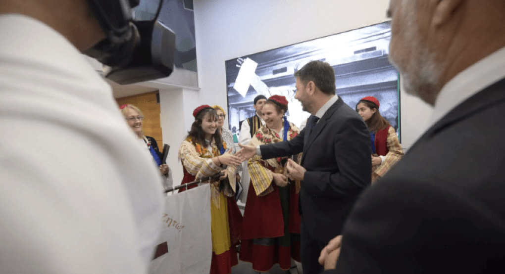 Νίκος Ανδρουλάκης: Κάλαντα στον πρόεδρο του ΠΑΣΟΚ από χορευτικό σύλλογο από το Ηράκλειο Νίκος Ανδρουλάκης: Κάλαντα στον πρόεδρο του ΠΑΣΟΚ από χορευτικό σύλλογο από το Ηράκλειο