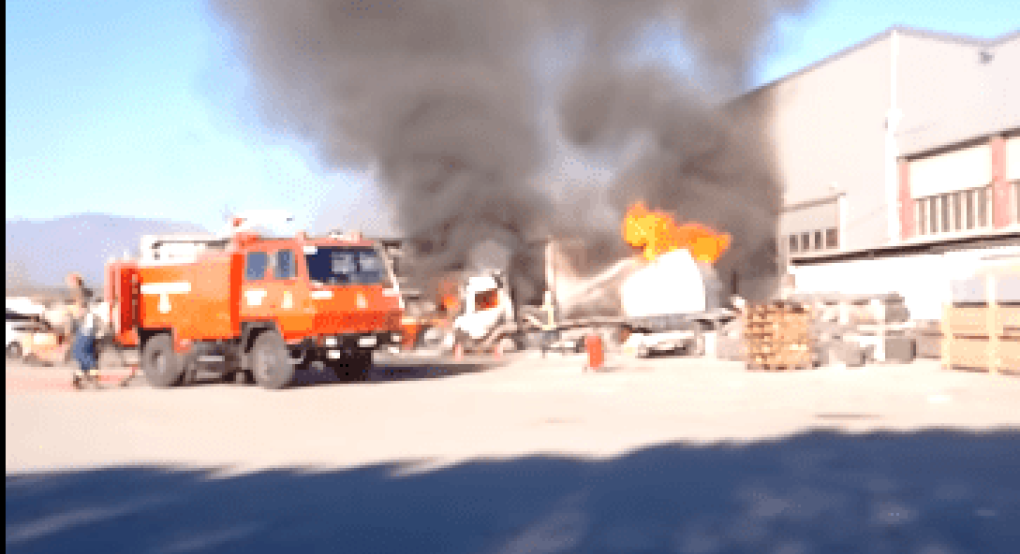 Αξό Γιαννιτσών: Πυρανάλωμα φορτηγού και καρότσας! (video)