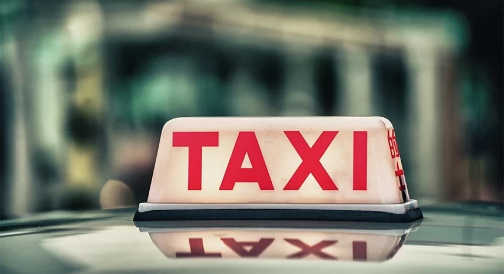 Κούρσα τρόμου για οδηγό ταξί στον Βόλο – Αντί να τον πληρώσουν, τον κυνήγησαν με λοστό