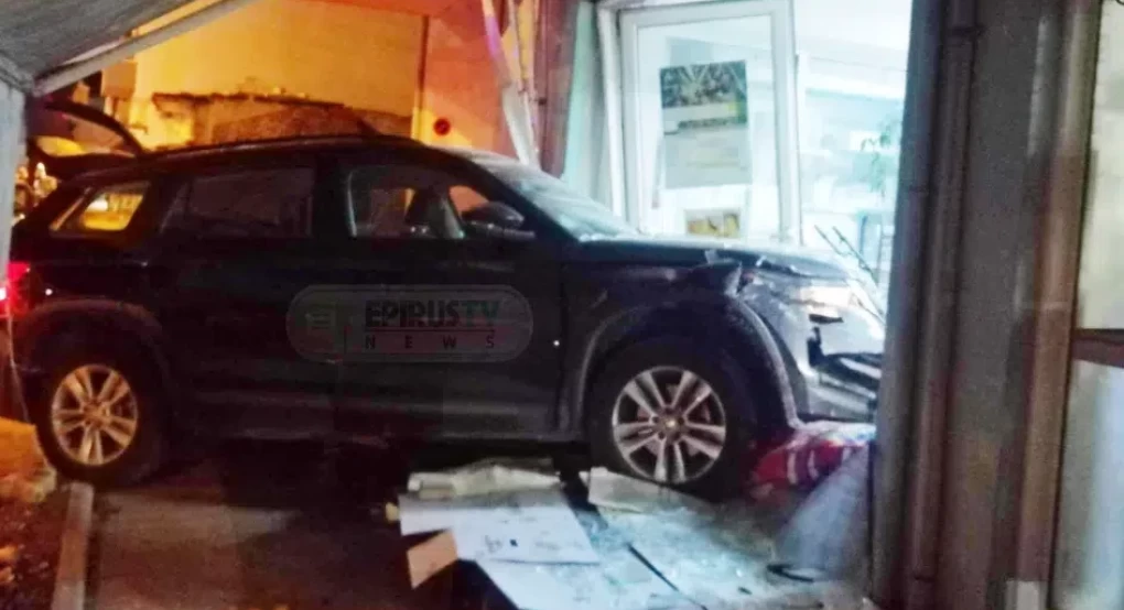 Τζιπ «καρφώθηκε» σε τζαμαρία καταστήματος στα Ιωάννινα Τζιπ «καρφώθηκε» σε τζαμαρία καταστήματος στα Ιωάννινα