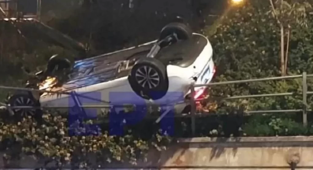 Τροχαίο: Αυτοκίνητο ανατράπηκε και κρεμόταν από τις προστατευτικές μπάρες στη Λ. Βουλιαγμένης Τροχαίο: Αυτοκίνητο ανατράπηκε και κρεμόταν από τις προστατευτικές μπάρες στη Λ. Βουλιαγμένης