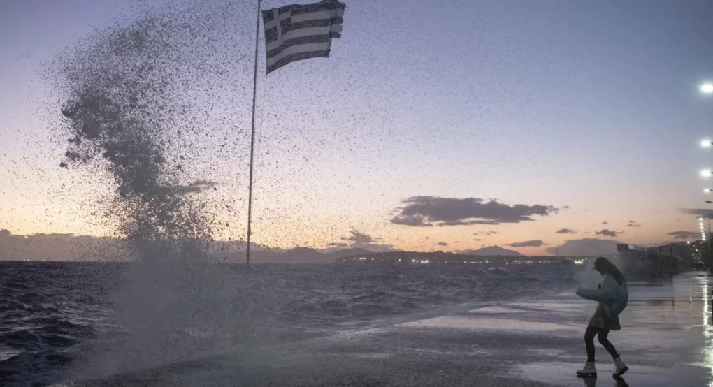 Επακούμβηση πλοίων και εμπλοκή αγκυρών στο λιμάνι του Λαυρίου λόγω θυελλωδών ανέμων Επακούμβηση πλοίων και εμπλοκή αγκυρών στο λιμάνι του Λαυρίου λόγω θυελλωδών ανέμων