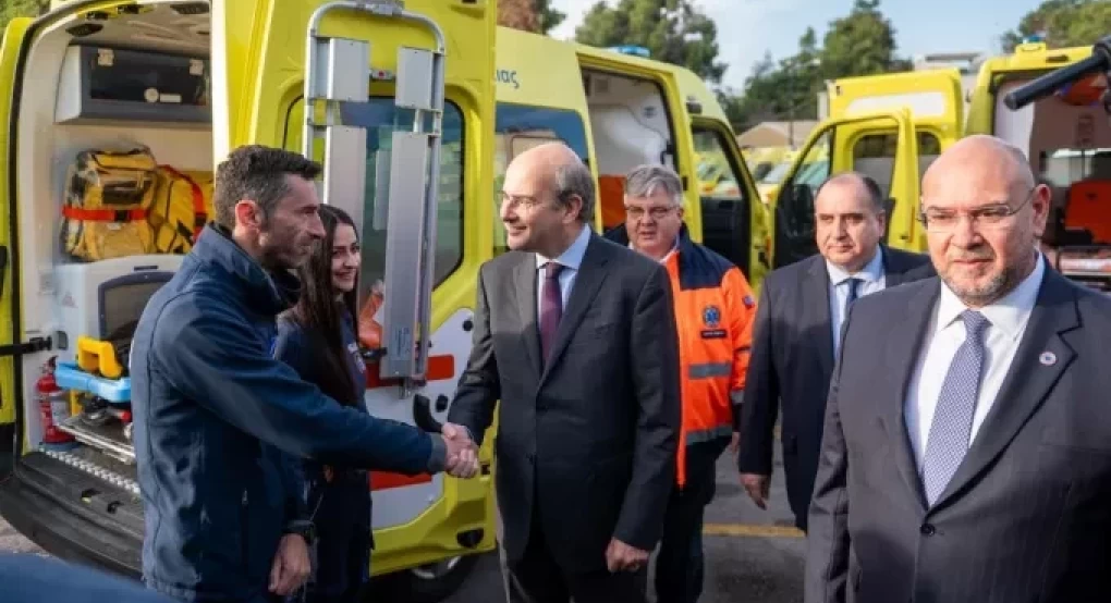 Το υπουργείο Οικονομικών παρέδωσε 10 νέα ασθενοφόρα στο ΕΚΑΒ