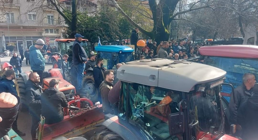 Τα τρακτέρ της Αλμωπίας βγαίνουν στους δρόμους Τα τρακτέρ της Αλμωπίας βγαίνουν στους δρόμους