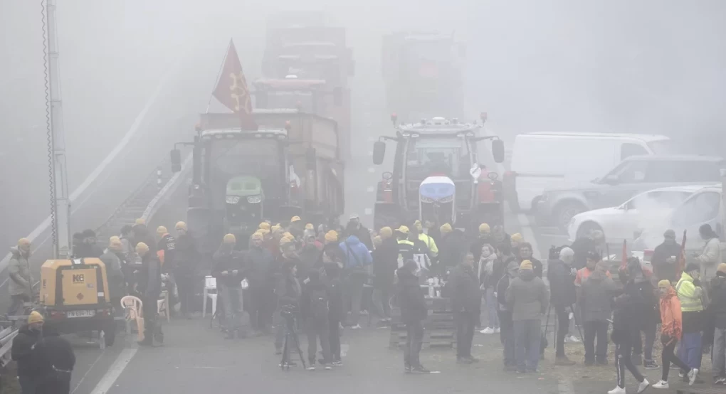 Γαλλία: Σε κατάσταση πολιορκίας το Παρίσι, αγρότες με τρακτέρ ετοιμάζονται να κλείσουν τις εισόδους της πόλης