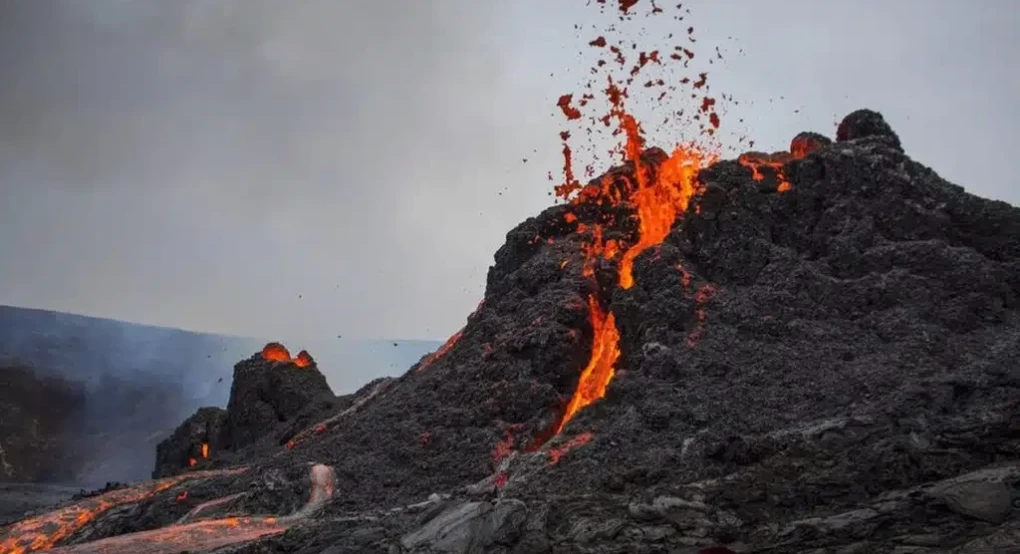 Ισλανδία: «Βρυχάται» ξανά το ηφαίστειο του Γκρίνταβικ στην Ισλανδία