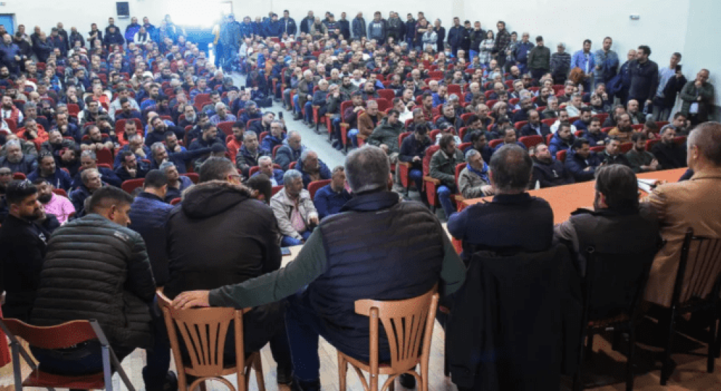 Κλείνουν τις εθνικές οδούς οι αγρότες και κατεβαίνουν στην Αθήνα Κλείνουν τις εθνικές οδούς οι αγρότες και κατεβαίνουν στην Αθήνα