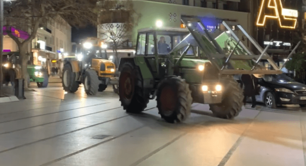 Αγρότες / Συνεχίζουν τους συμβολικούς αποκλεισμούς δρόμων – Πέταξαν άχυρα και γάλα