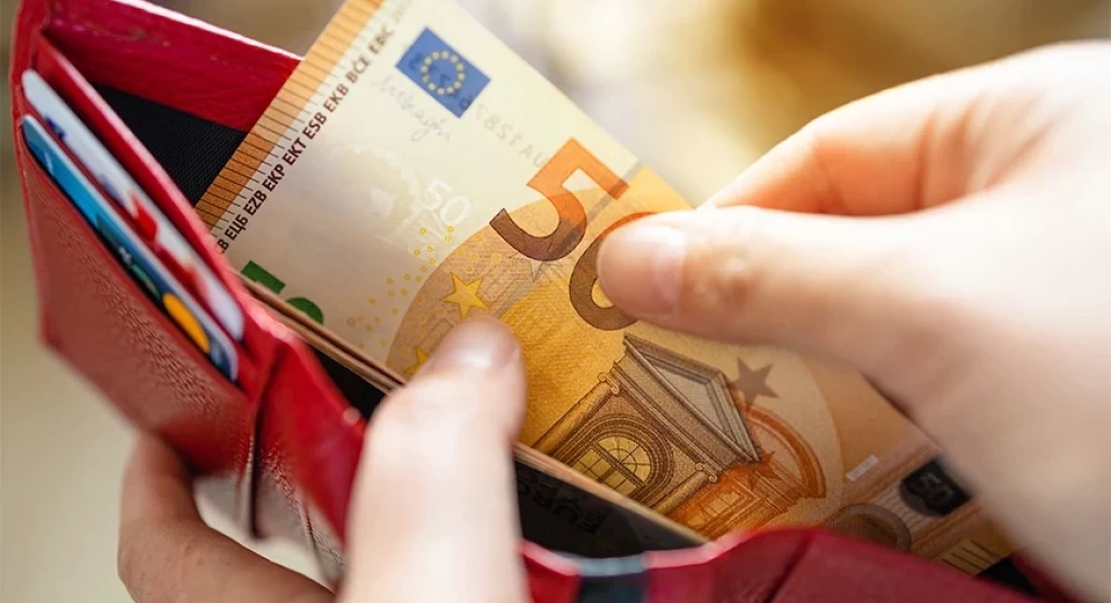 Καταβάλλεται σήμερα το μπόνους 300 ευρώ σε επιπλέον 10.290 μακροχρόνια ανέργους