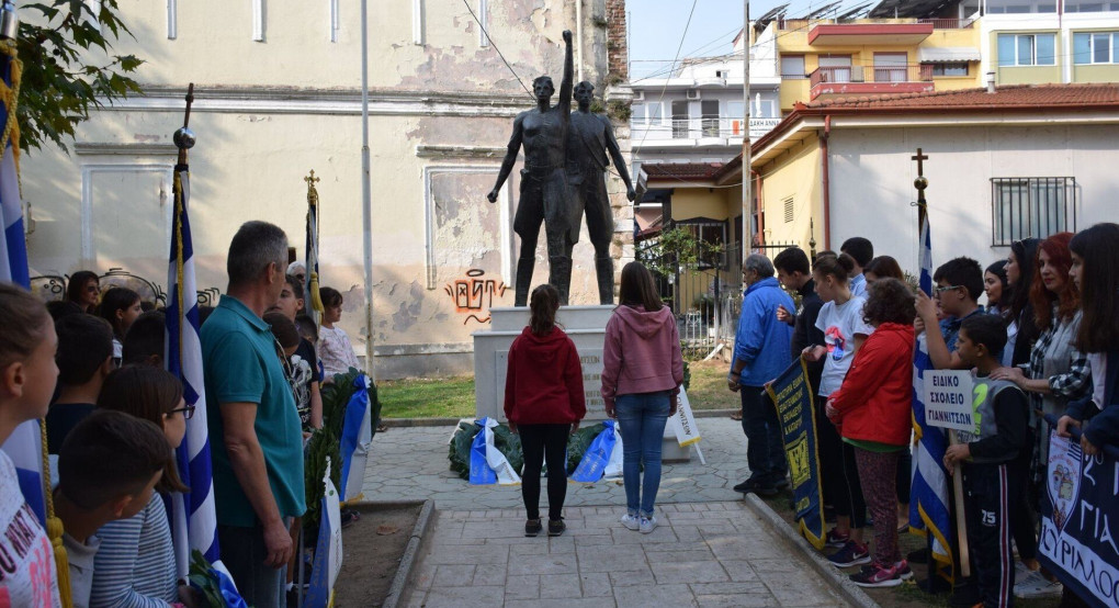 20η Οκτωβρίου: Κατάθεσαν στεφάνια οι μαθητές των Γιαννιτσών 