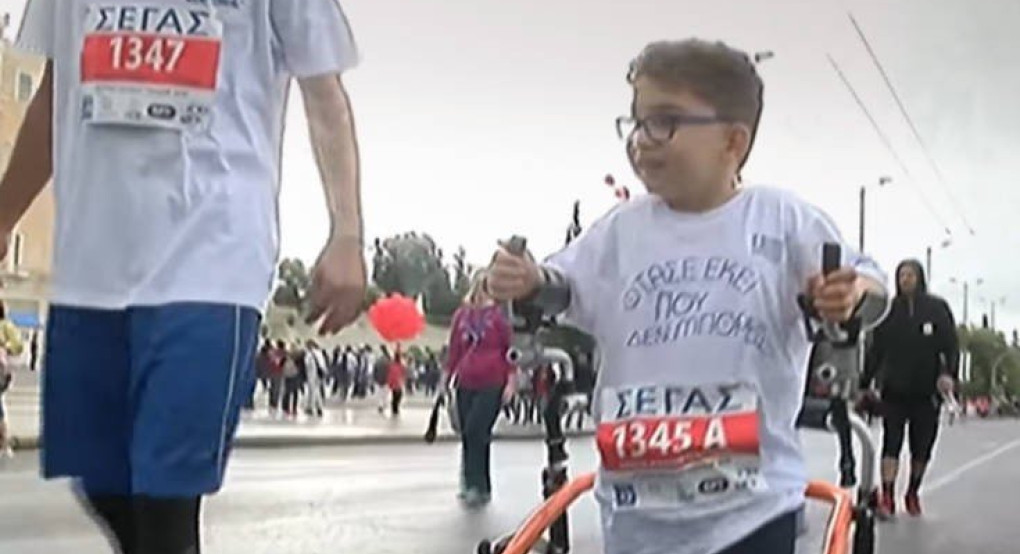 Ο 7χρονος Μιχάλης με την τετραπληγία που συγκίνησε στον Μαραθώνιο