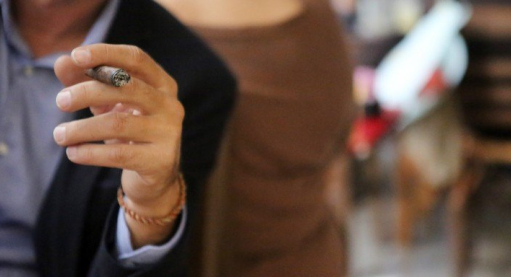 Πρόστιμο σε καπνιστή μέσα σε καφετέρια -Τον «κάρφωσε» πελάτης από διπλανό τραπέζι 