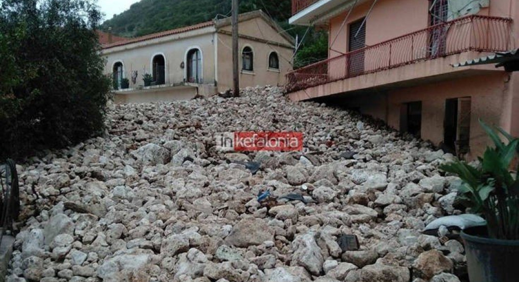 Κακοκαιρία: Βομβαρδισμένο τοπίο το χωριό Νύφι στην Κεφαλονιά