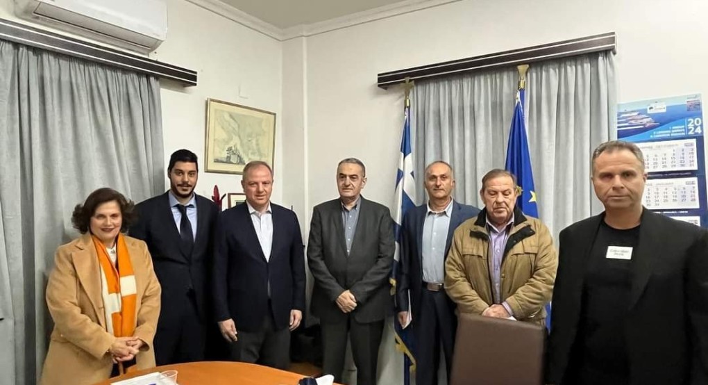 "Οργώνει" την Ελλάδα ο Διονύσης Σταμενίτης "Οργώνει" την Ελλάδα ο Διονύσης Σταμενίτης