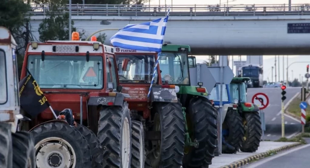 Αγρότες απέκλεισαν το Τελωνείο Καστοριάς και το κτίριο της Περιφέρειας Δυτ. Μακεδονίας στην Κοζάνη