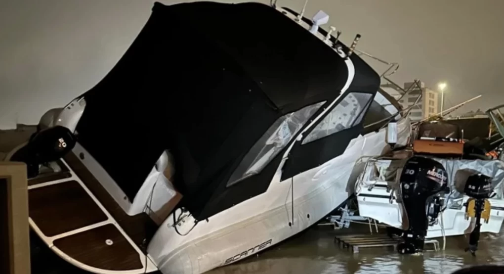 Ρόδος: Ανεμοστρόβιλος αναποδογύρισε σκάφη, απίστευτες εικόνες