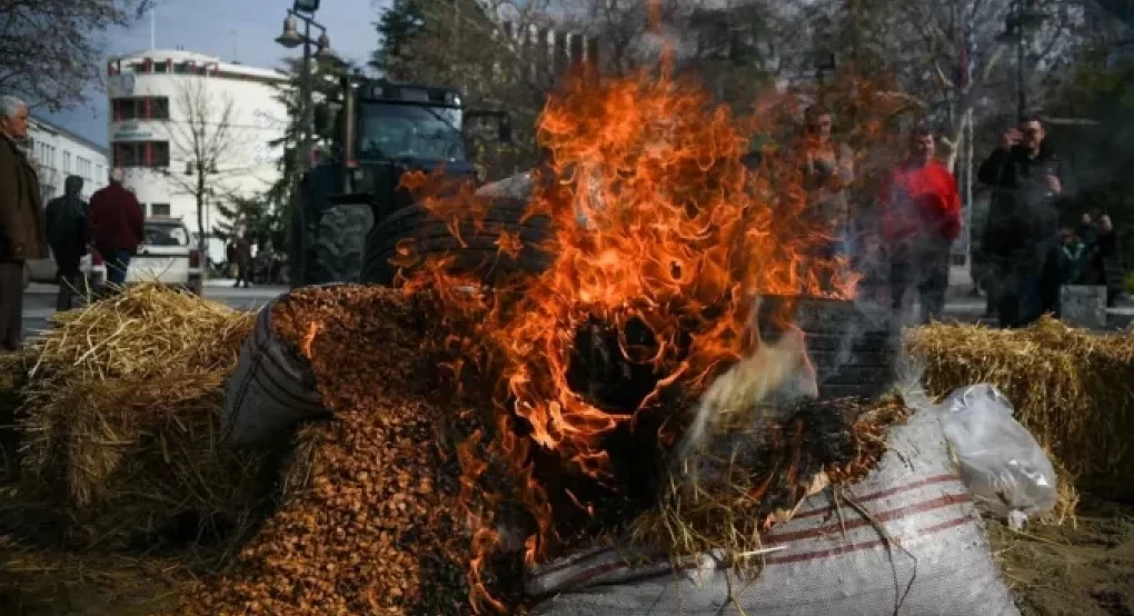 Λάρισα: Έκαψαν άχυρα και λάστιχα στην κεντρική πλατεία οι αγρότες - «Η καινούργια ΚΑΠ έχει κάνει στάχτη τα πάντα»