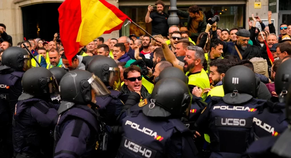 Ισπανία: Εκατοντάδες αγρότες στο κέντρο της Μαδρίτης -«Χωρίς την ύπαιθρο, η πόλη δεν τρώει» Ισπανία: Εκατοντάδες αγρότες στο κέντρο της Μαδρίτης -«Χωρίς την ύπαιθρο, η πόλη δεν τρώει»