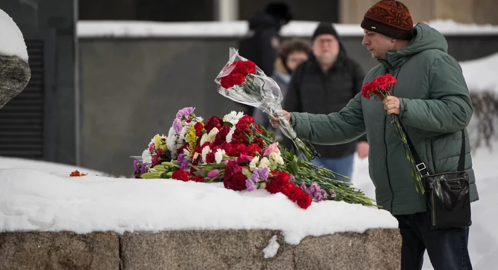 Ρωσία: «Ο Πούτιν στέλνει στον πόλεμο οπαδούς του Ναβάλνι επειδή αφήνουν λουλούδια στη μνήμη του»