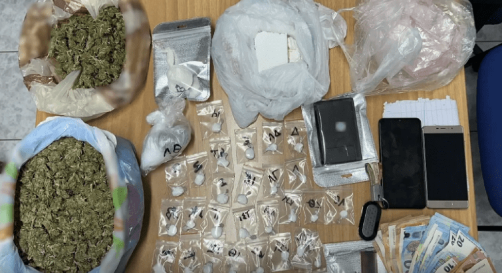 Σύλληψη με...μπόλικα ναρκωτικά από την Ασφάλεια Πολυγύρου στη Θεσσαλονίκη Σύλληψη με...μπόλικα ναρκωτικά από την Ασφάλεια Πολυγύρου στη Θεσσαλονίκη
