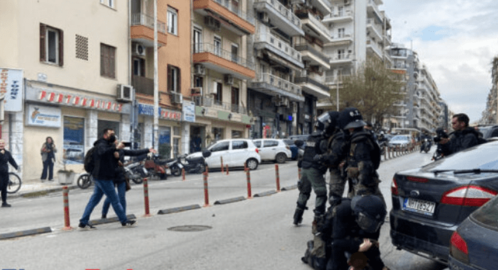 Επεισόδια στη Θεσσαλονίκη: Βίντεο-σοκ με επίθεση άνδρα των ΜΑΤ σε διαδηλωτή – «Άστον, είναι παιδί»