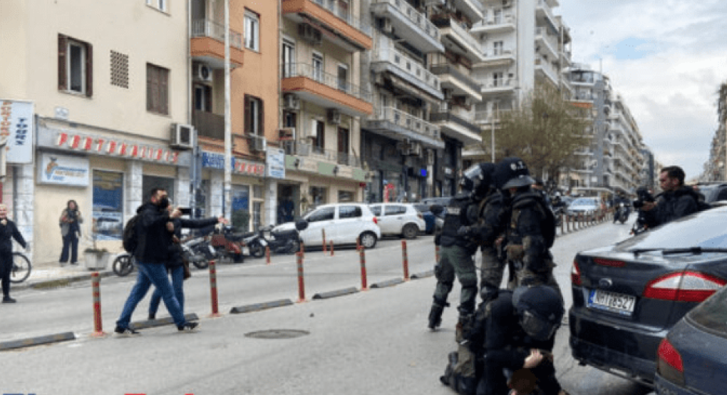 Επεισόδια στη Θεσσαλονίκη: Βίντεο-σοκ με επίθεση άνδρα των ΜΑΤ σε διαδηλωτή – «Άστον, είναι παιδί» Επεισόδια στη Θεσσαλονίκη: Βίντεο-σοκ με επίθεση άνδρα των ΜΑΤ σε διαδηλωτή – «Άστον, είναι παιδί»